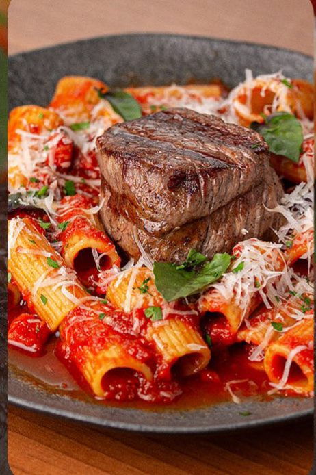 Rigatoni com molho pomodoro e medalhão de filé mignon